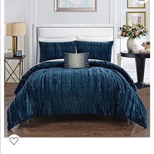 bedspread with 2 sheer curtains & king bed skirt. no shams or throw pillow.